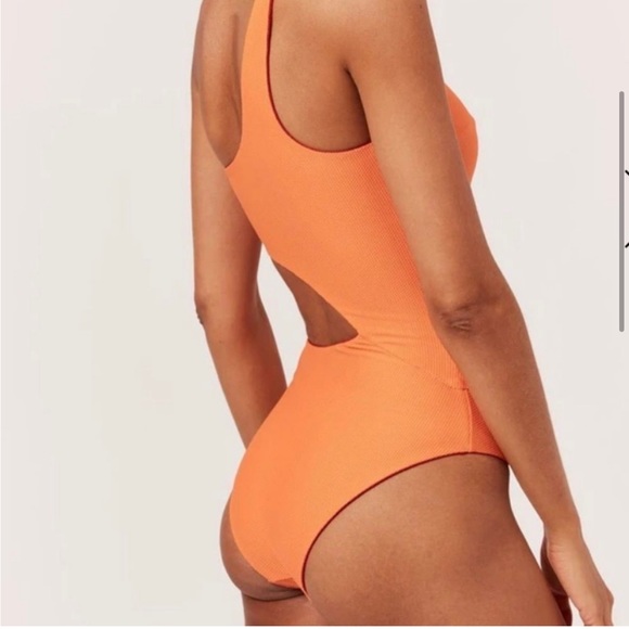 Solid & Striped's Claudia one-piece reversible swimsuit - Picture 7 of 10